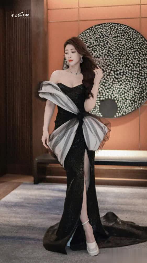 云配资 陈紫函的抹胸裙火了！普通女生也能照搬的性感秘籍