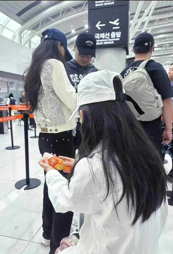 涨声操盘 汪峰这回是真爱了！机场搂着森林北不撒手，女儿低头发呆